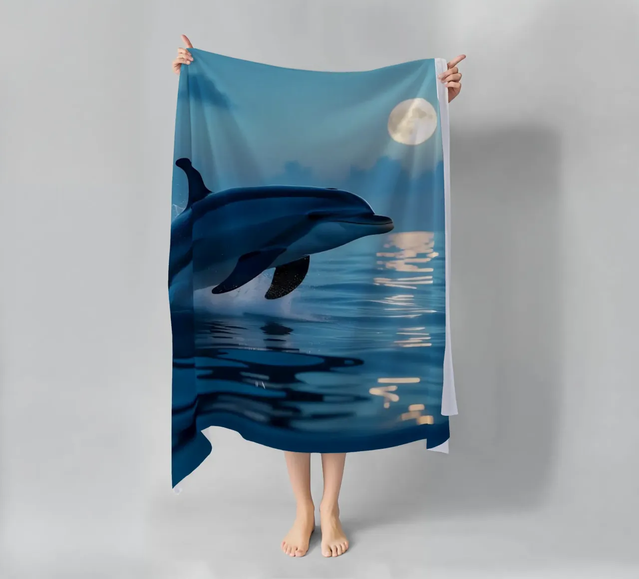 Springende dolfijn in de schemering strandhanddoek van Wild Beauty