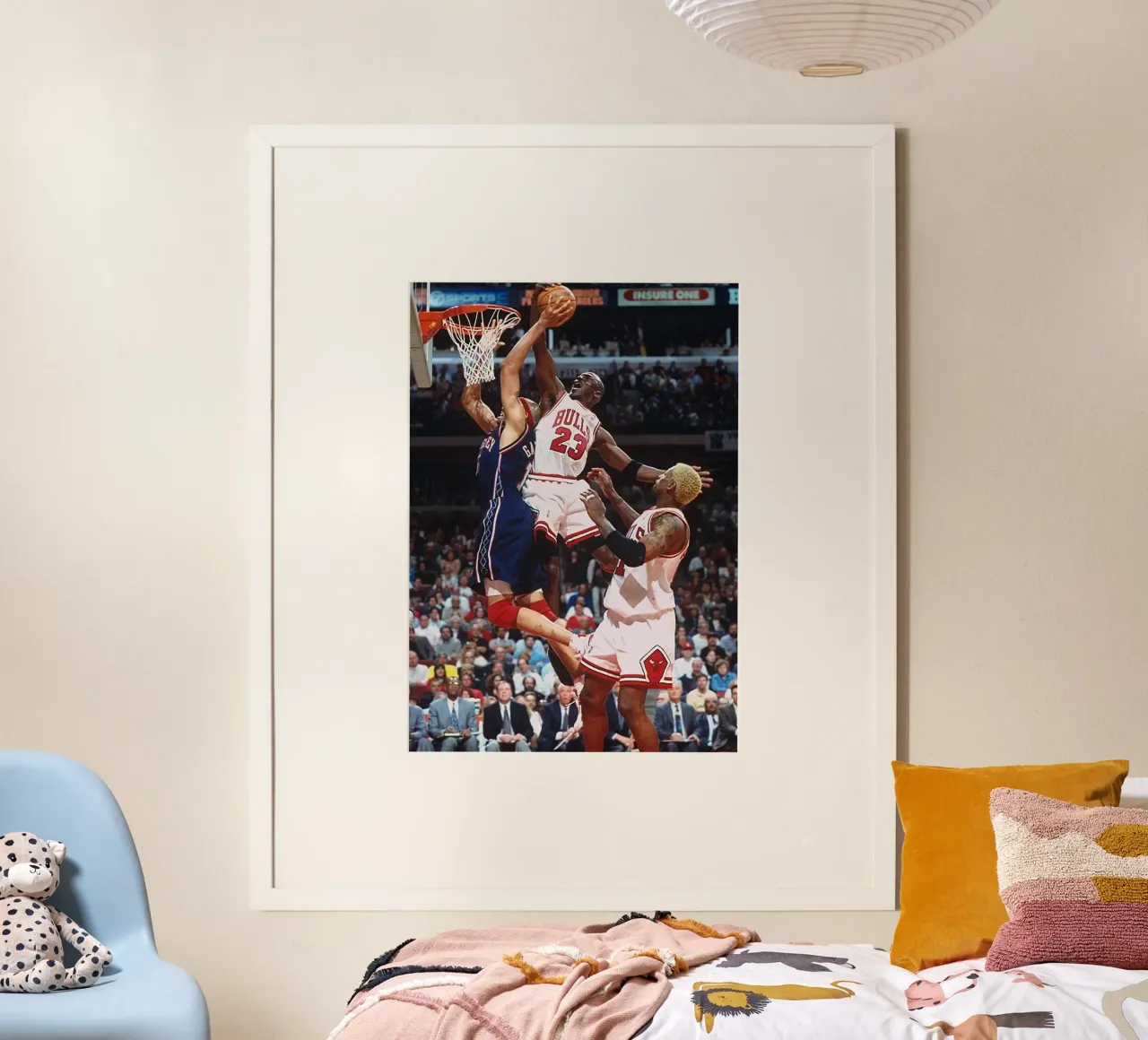 Salto di squadra dei Bulls poster con telaio in plastica da FAKE ARTWORK STORE