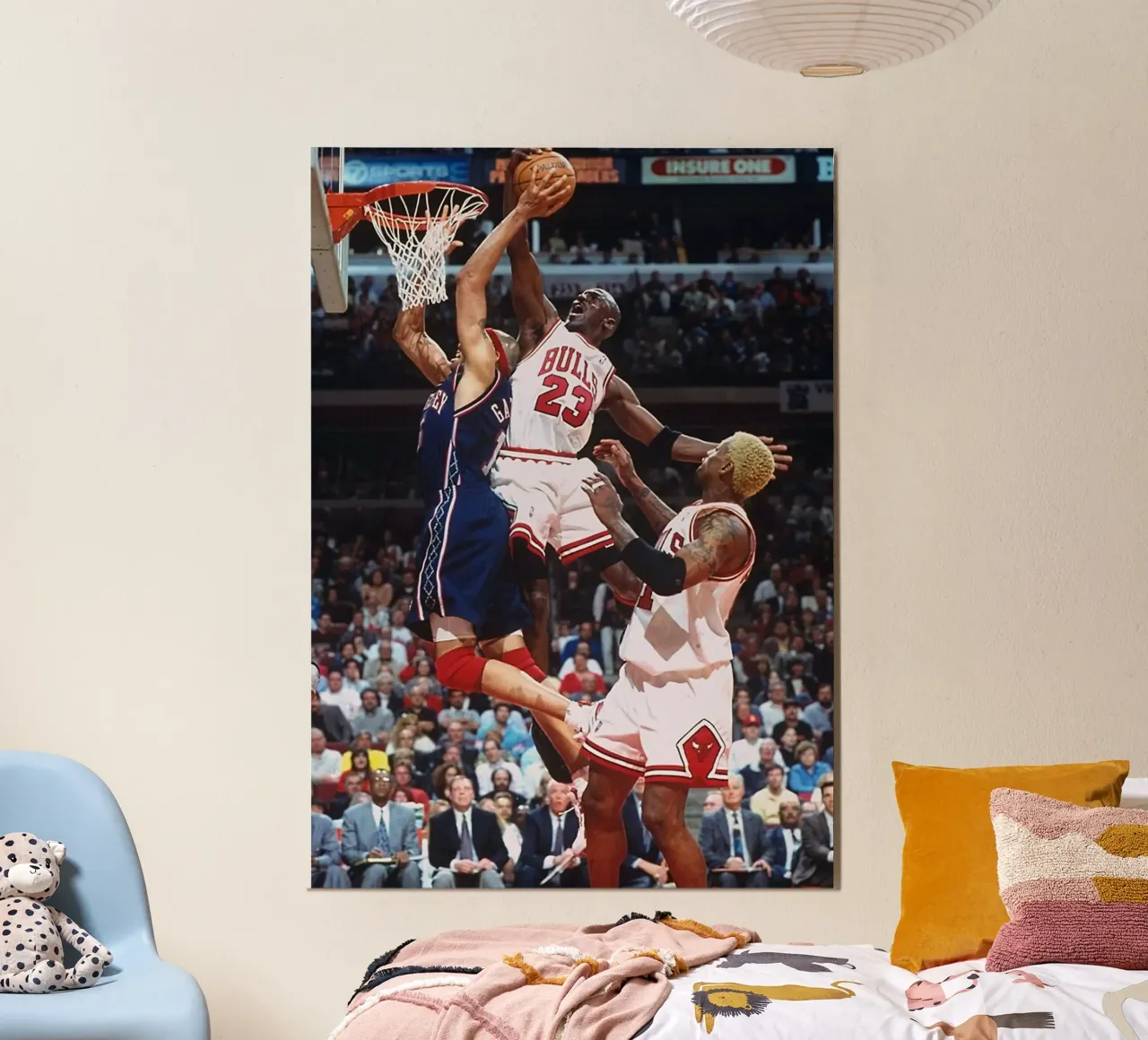 Salto di squadra dei Bulls poster con telaio in plastica da FAKE ARTWORK STORE
