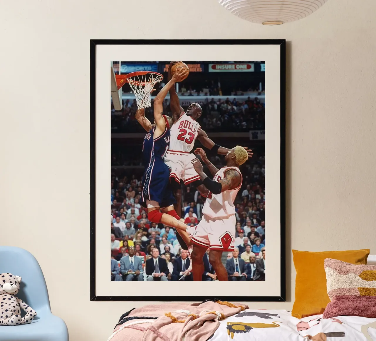 Salto di squadra dei Bulls poster con telaio in plastica da FAKE ARTWORK STORE