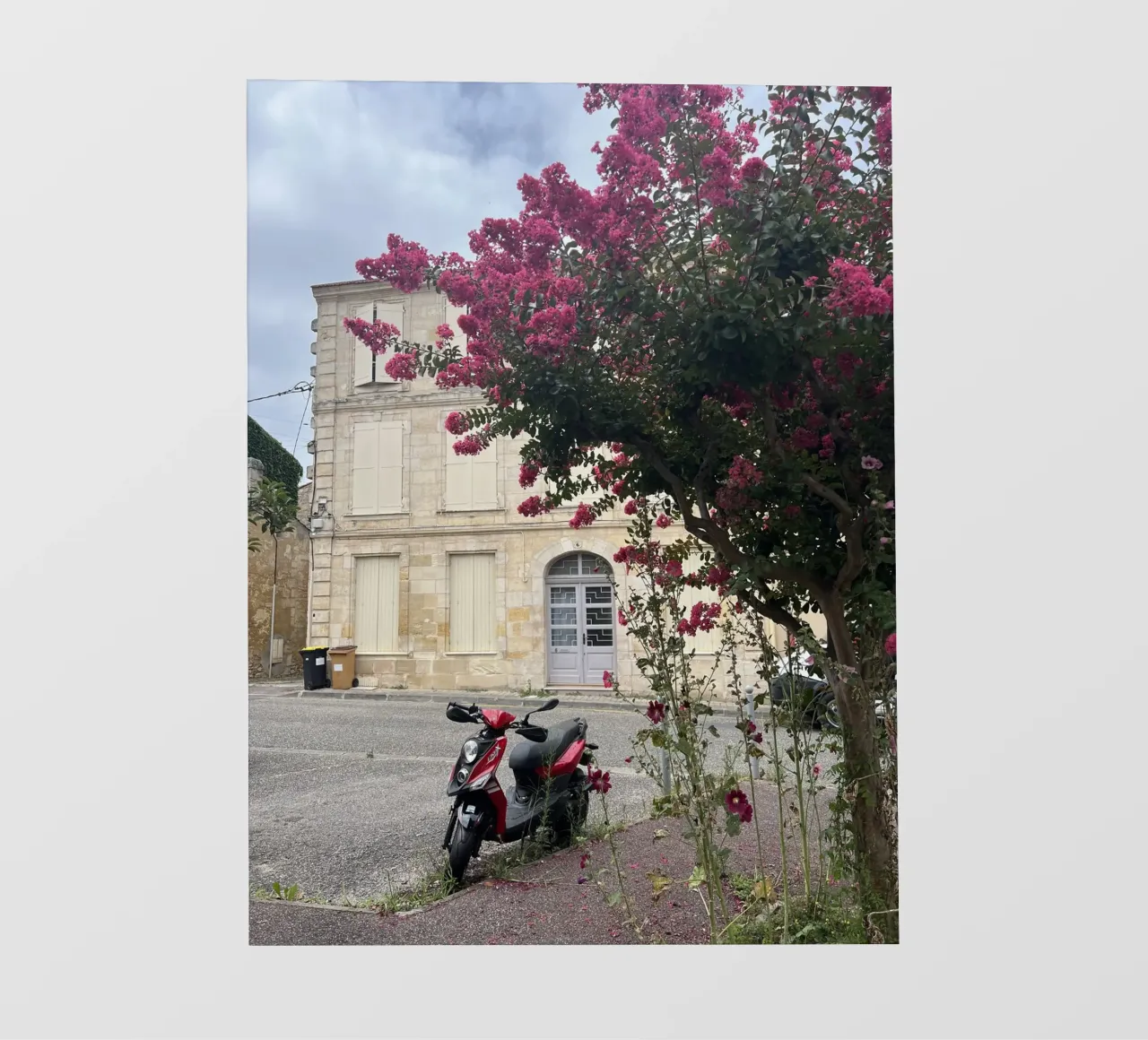 Moto davanti a una casa beige con un cespuglio fiorito in Francia pellicola backlit da Sous le ciel