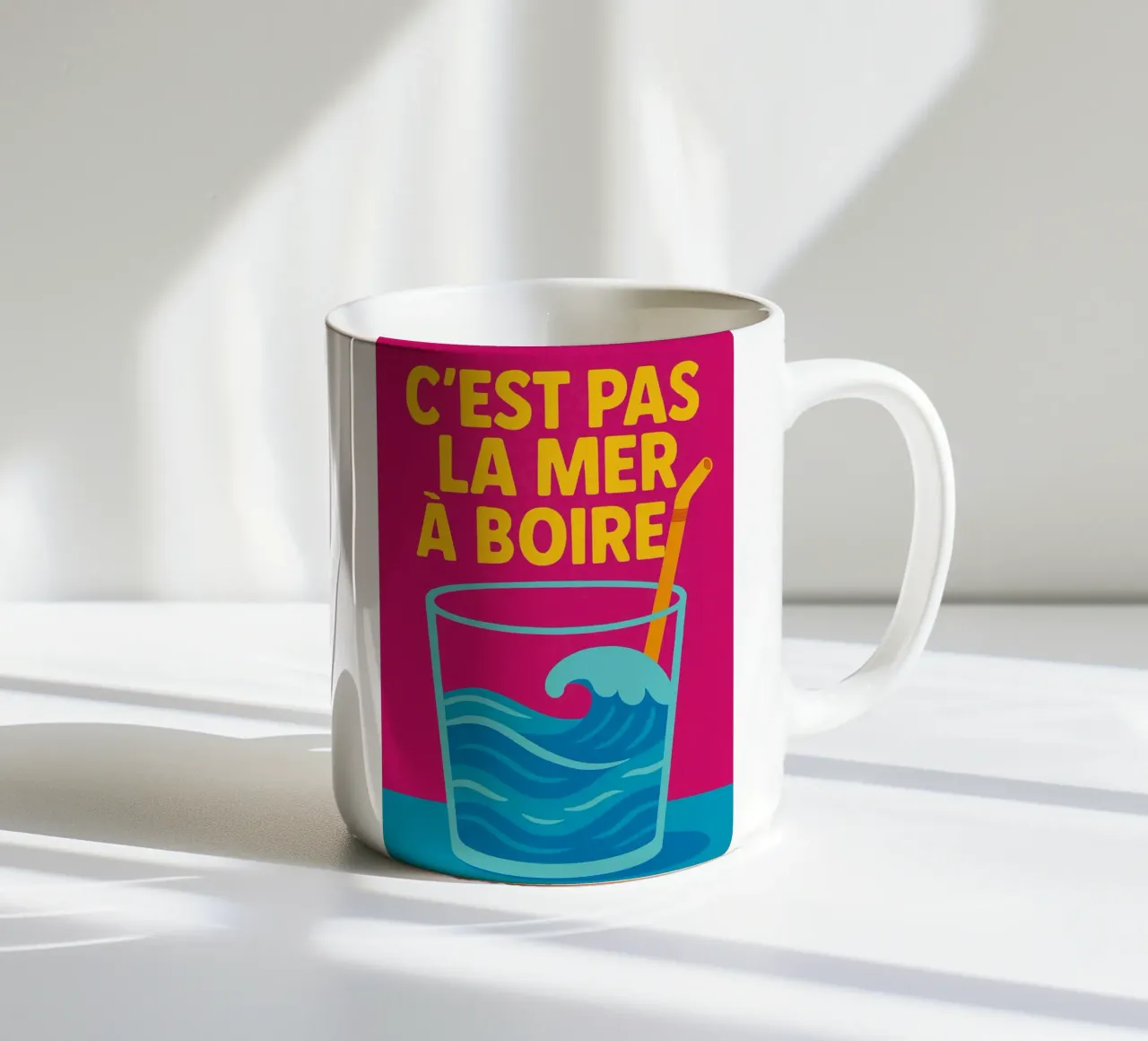 C'est pas la mer à boire - Il manifesto incisivo che mette in prospettiva la t tazza in ceramica da Art Typo Essentiel