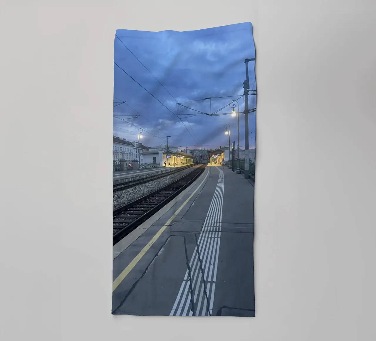 Bahnstation in Wien bei bedecktem Himmel Handtuch von Sous le ciel