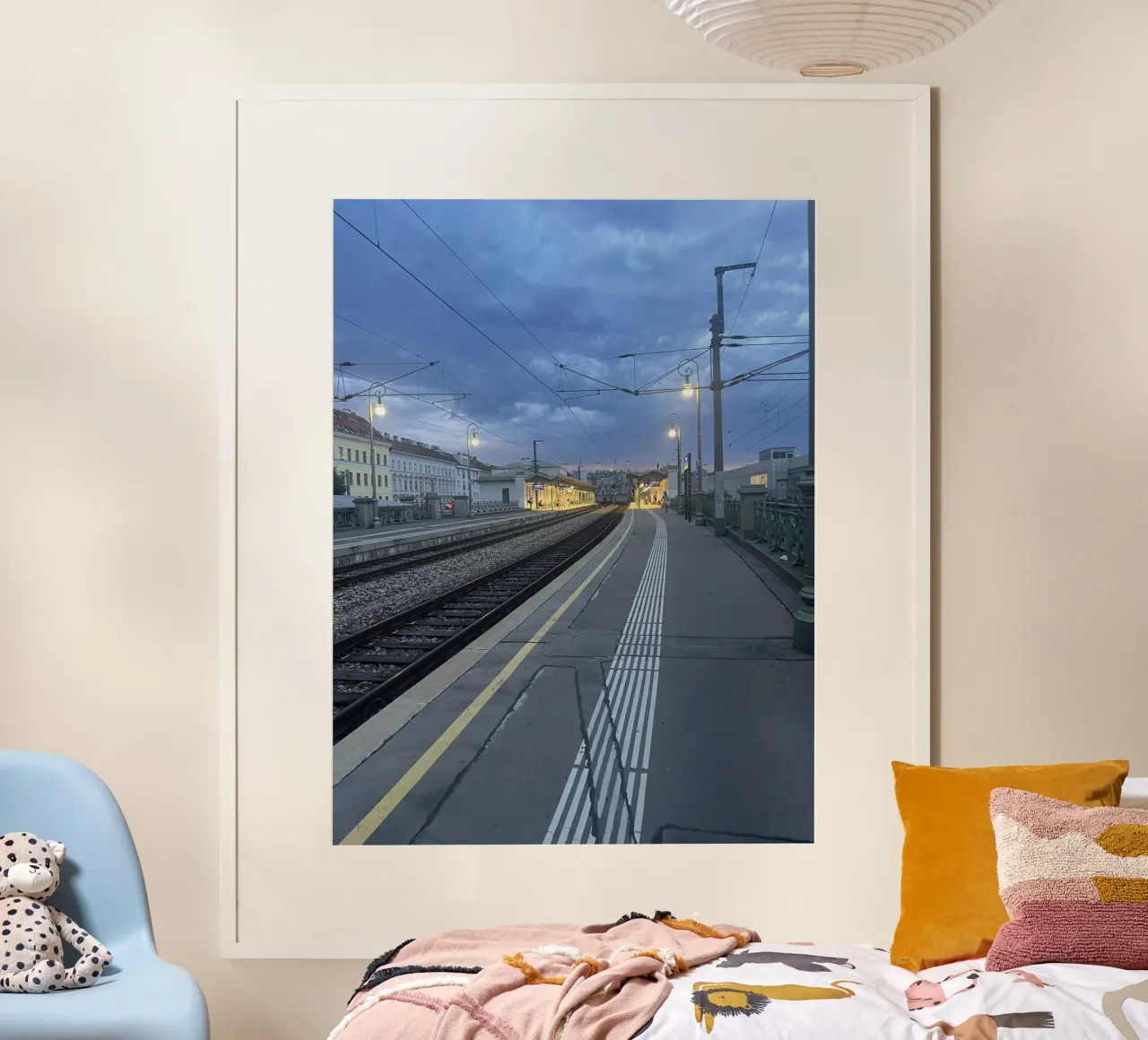 Bahnstation in Wien bei bedecktem Himmel Hahnemühle von Sous le ciel
