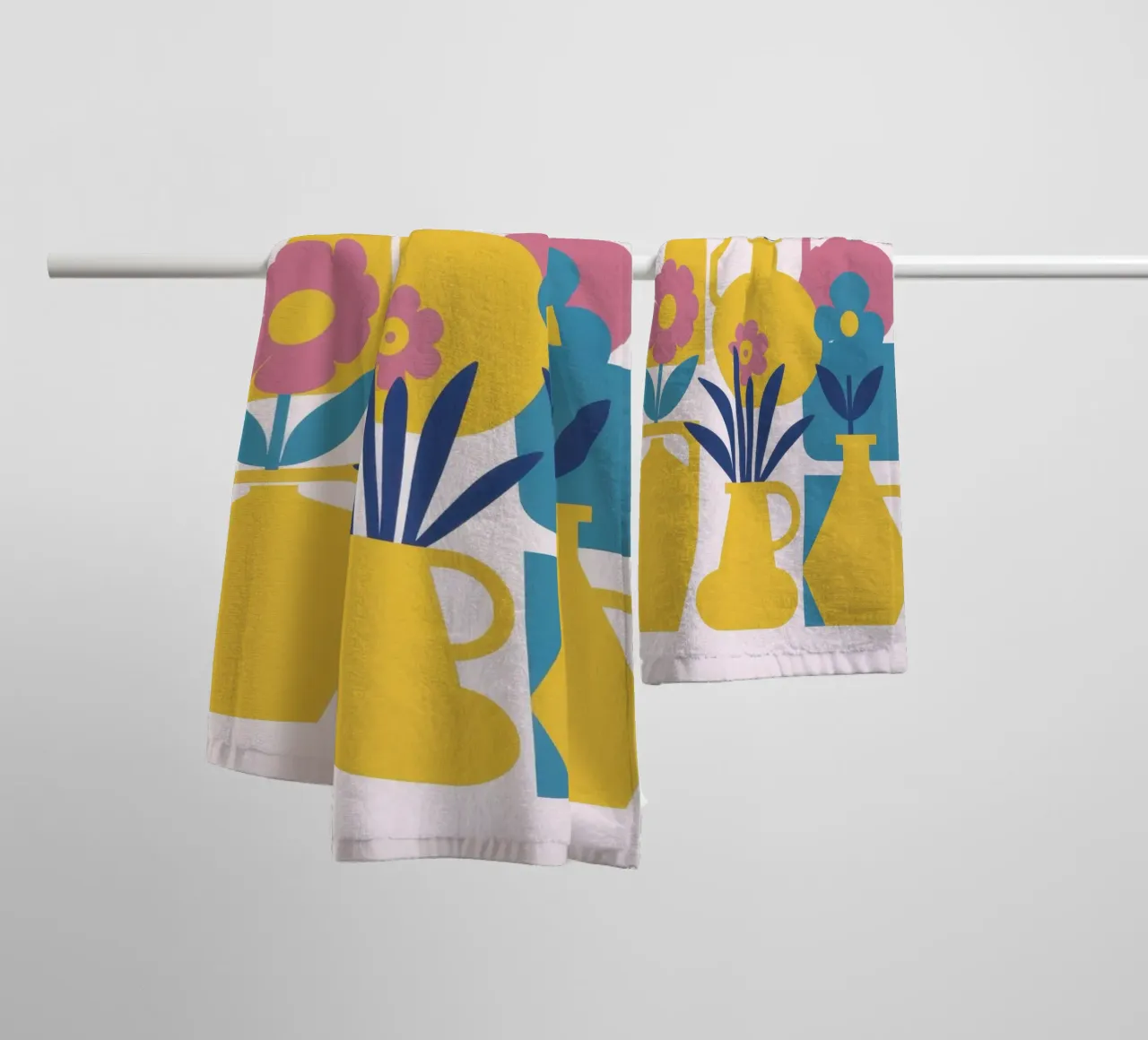 Fiori simmetrici e gioiosi asciugamano da bagno da Mythy Brush