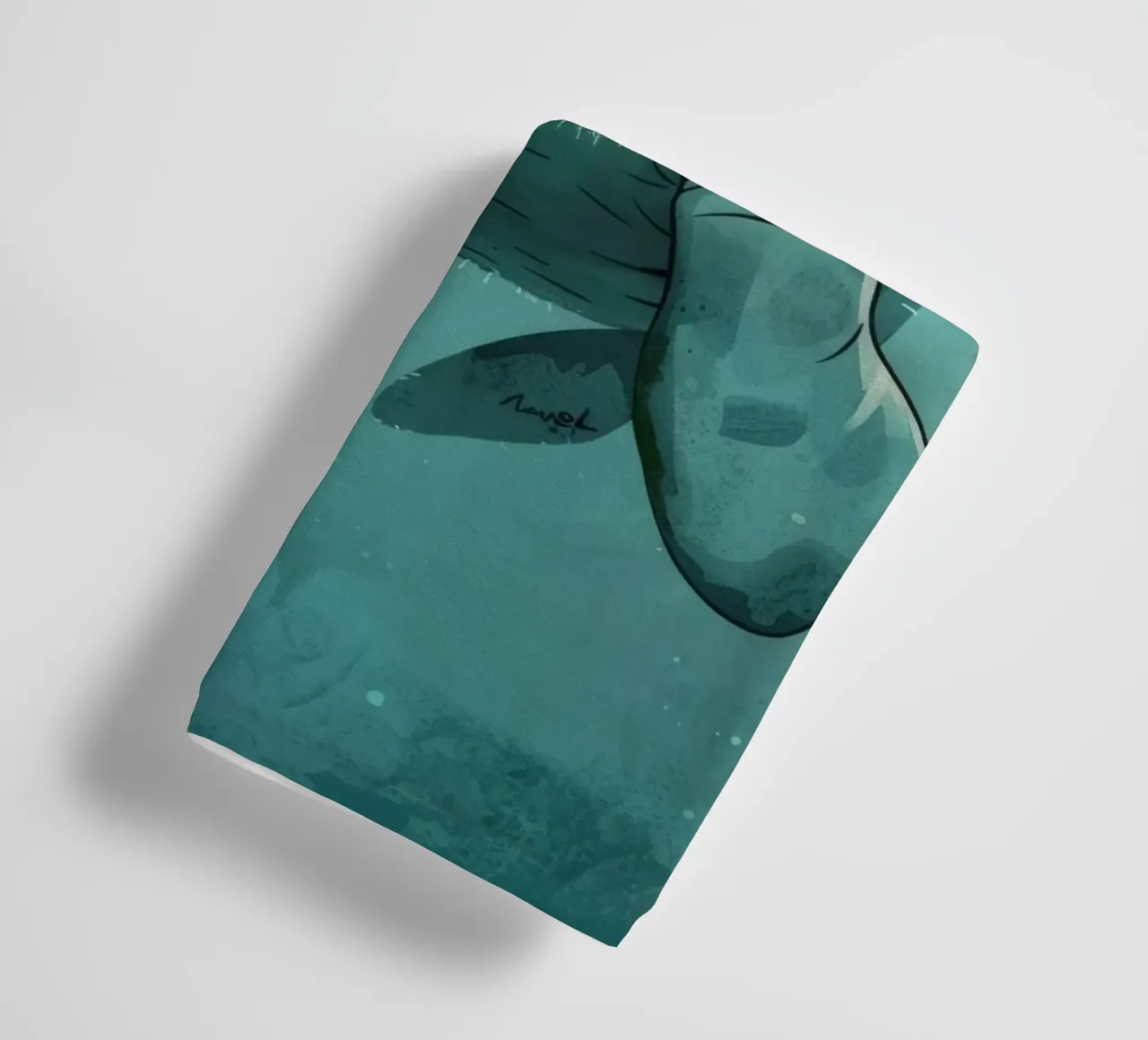 Manatí nadando graciosamente en agua clara con luz solar toalla de baño de DesignDoodle