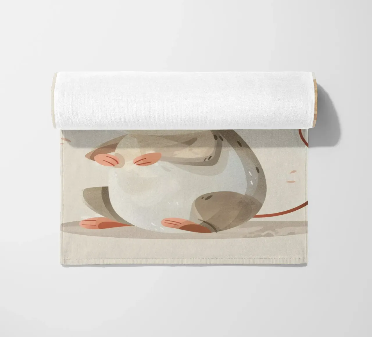 Mignonne souris de dessin animé à la fourrure douce, assise sur un objet d'art léger serviette de plage de DesignDoodle