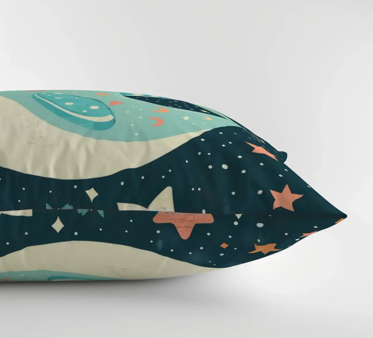 Mignon narval nageant parmi les étoiles dans un océan fantaisiste coussin de DesignDoodle