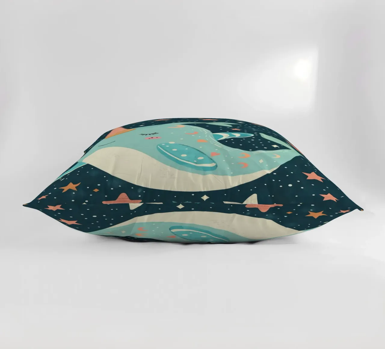Mignon narval nageant parmi les étoiles dans un océan fantaisiste coussin de DesignDoodle