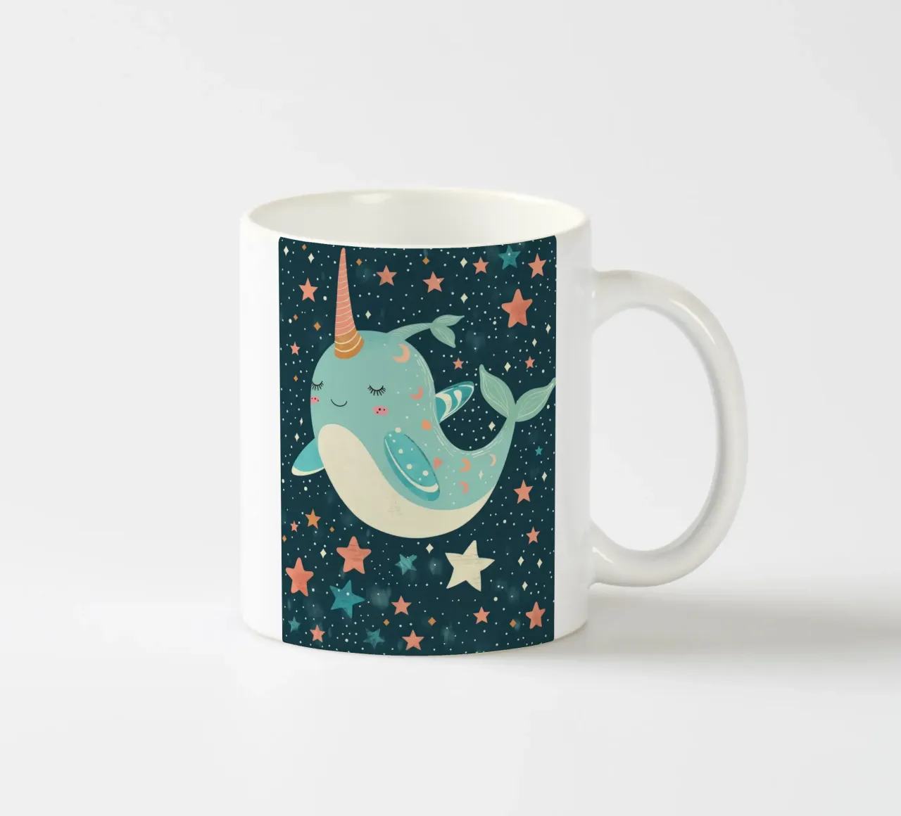Mignon narval nageant parmi les étoiles dans un océan fantaisiste mug en céramique de DesignDoodle