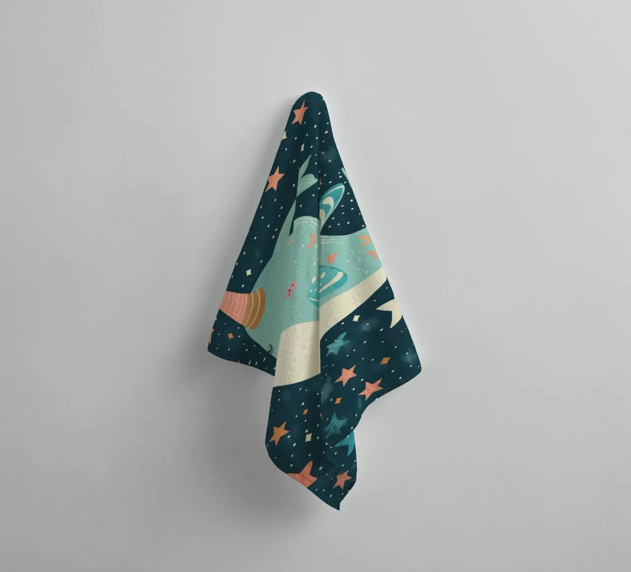 Mignon narval nageant parmi les étoiles dans un océan fantaisiste serviette de bain de DesignDoodle