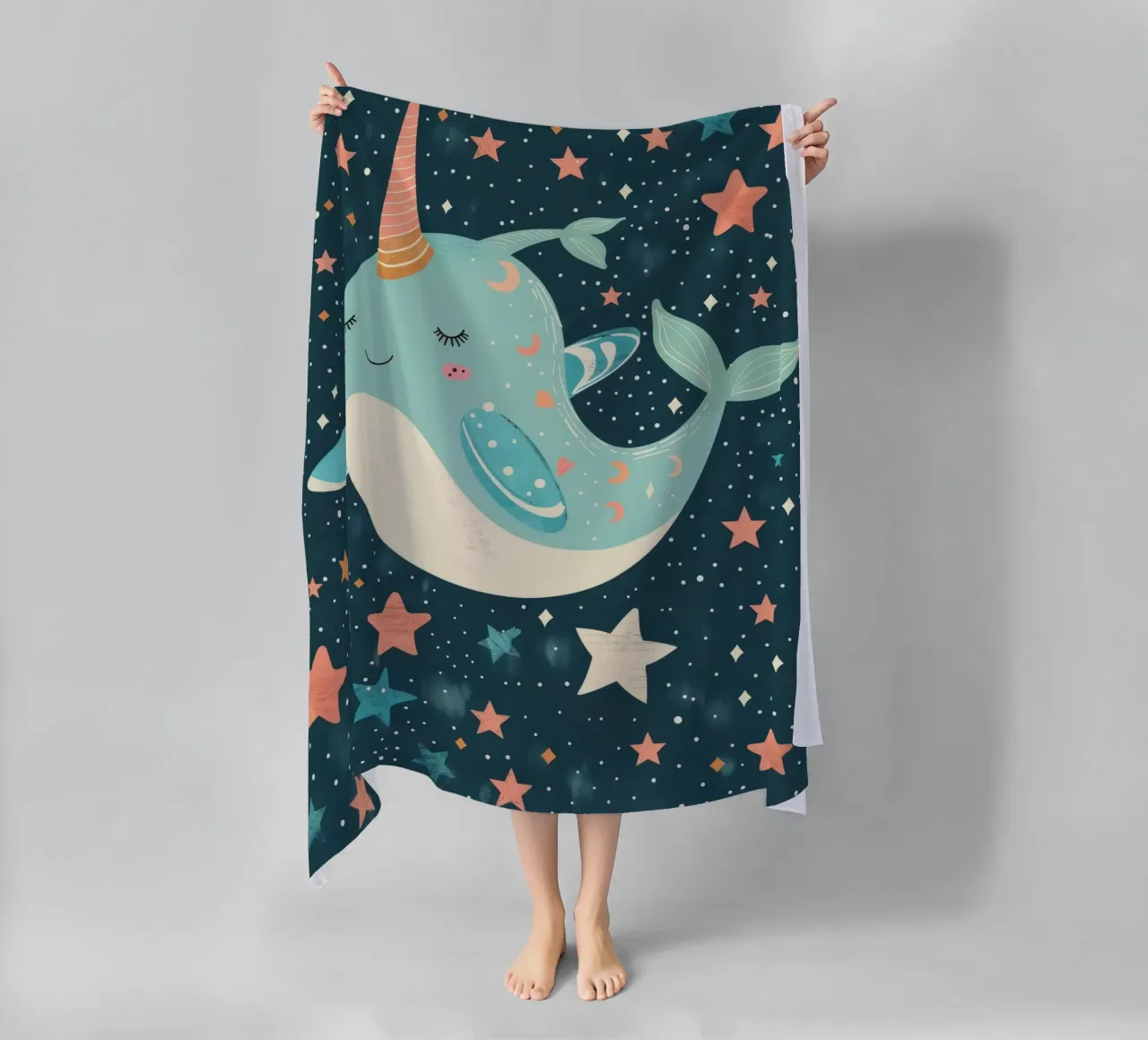 Mignon narval nageant parmi les étoiles dans un océan fantaisiste serviette de plage de DesignDoodle