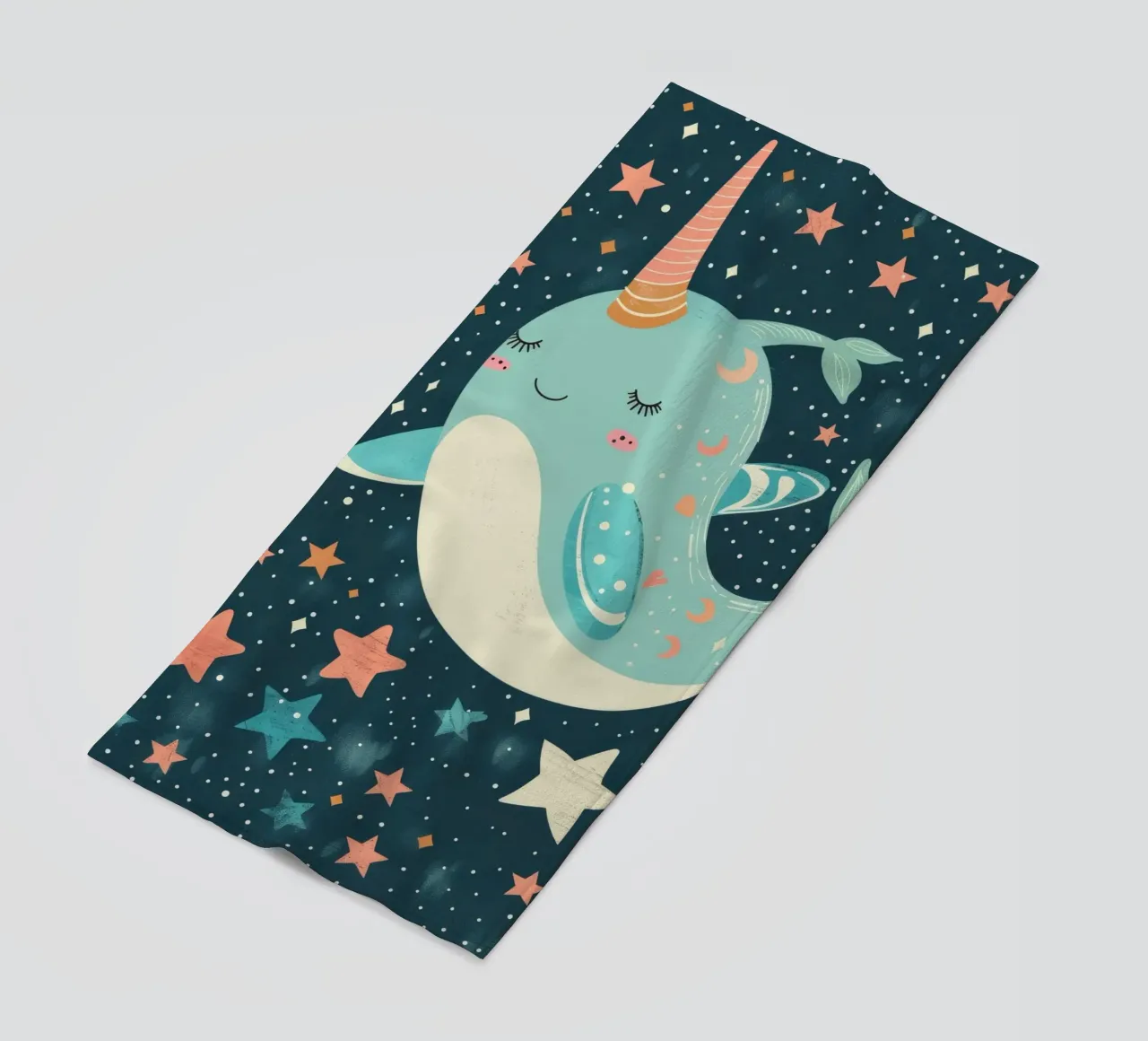 Mignon narval nageant parmi les étoiles dans un océan fantaisiste serviette de plage de DesignDoodle