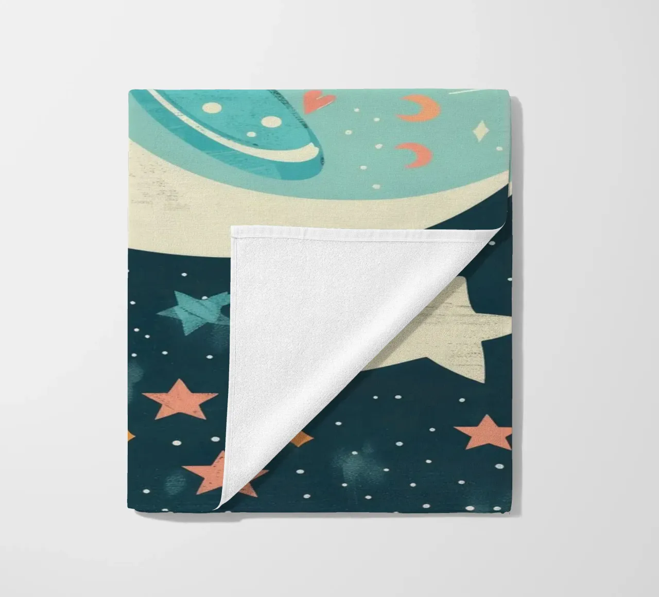 Mignon narval nageant parmi les étoiles dans un océan fantaisiste serviette de plage de DesignDoodle