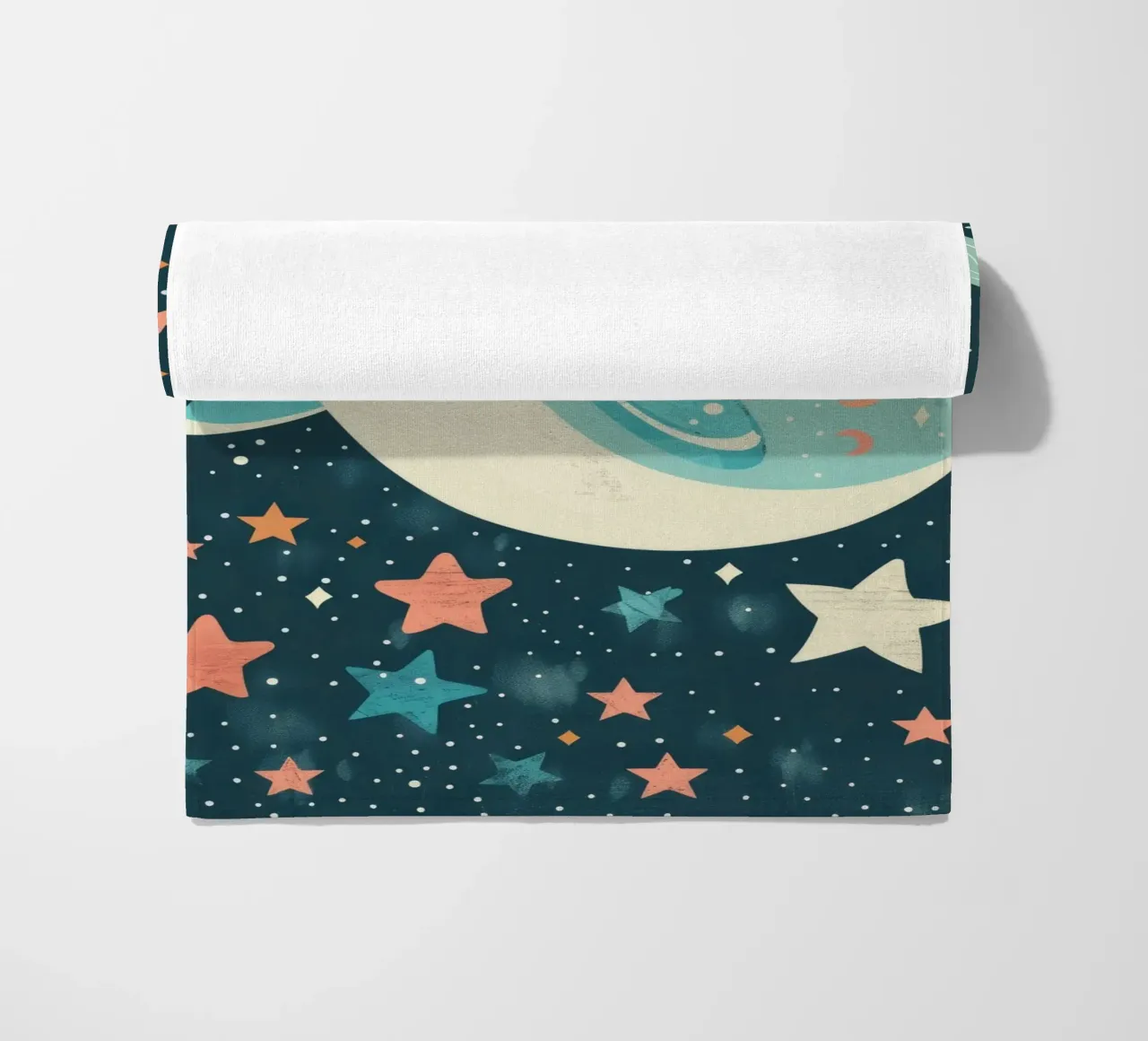 Mignon narval nageant parmi les étoiles dans un océan fantaisiste serviette de plage de DesignDoodle