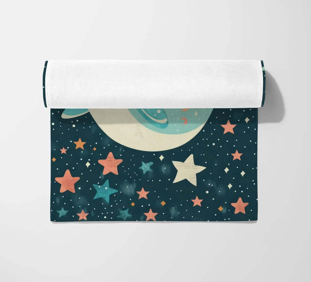 Mignon narval nageant parmi les étoiles dans un océan fantaisiste serviette de plage de DesignDoodle