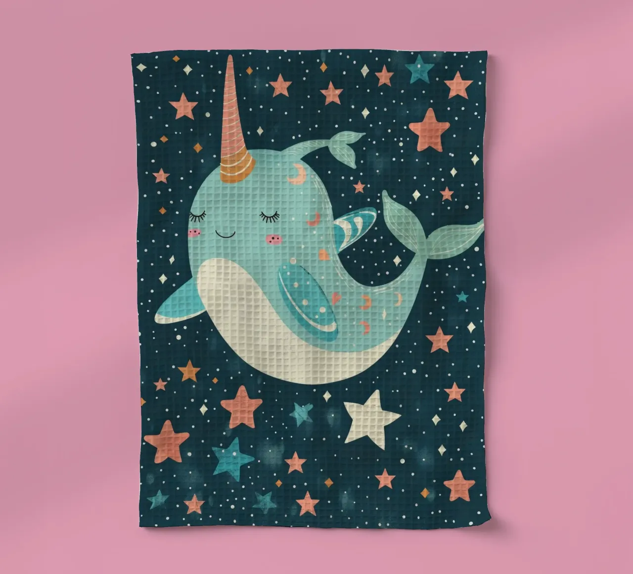 Mignon narval nageant parmi les étoiles dans un océan fantaisiste torchon de DesignDoodle