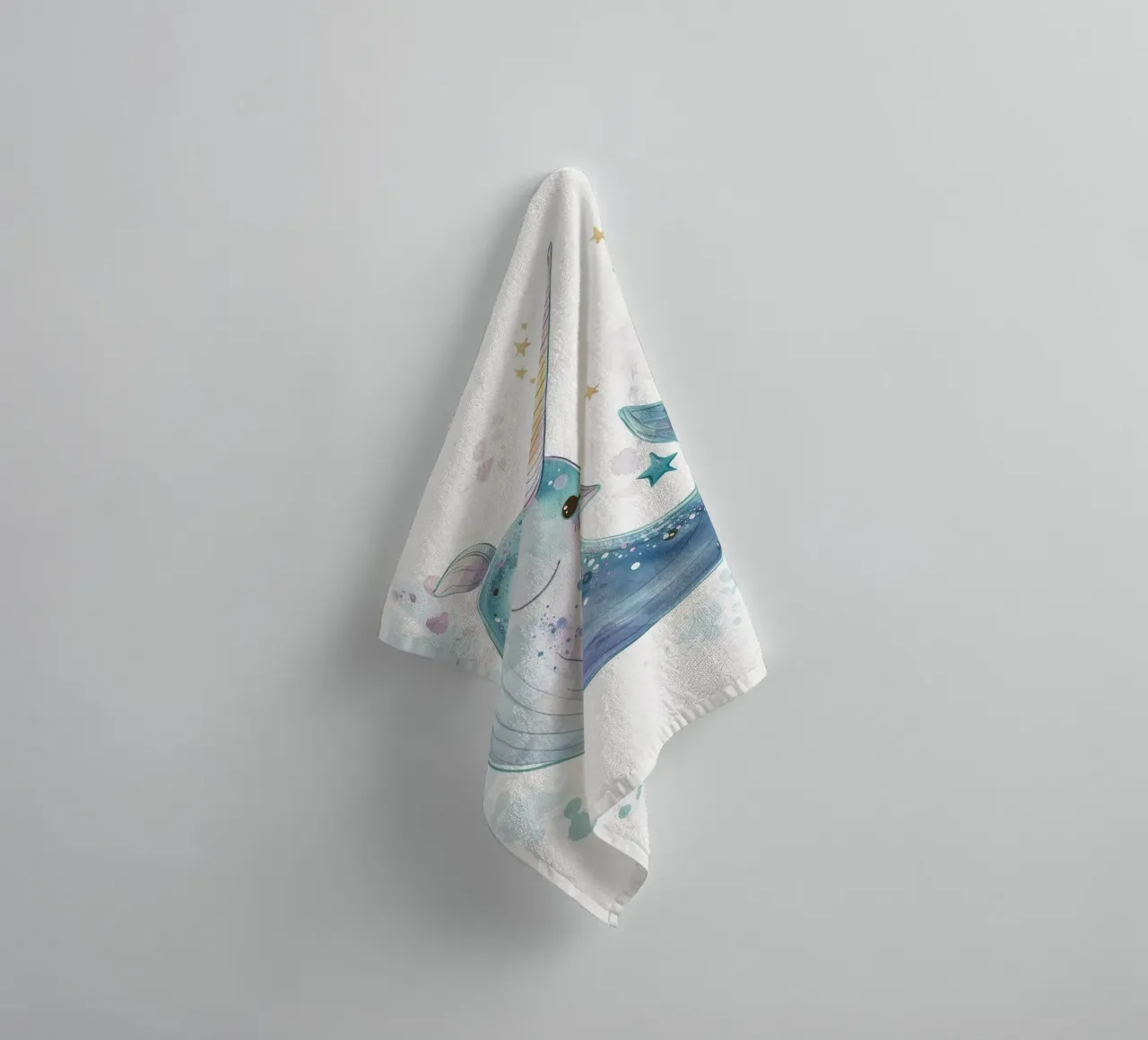 Mignon personnage de narval nageant joyeusement dans une eau fantaisiste serviette de bain de DesignDoodle
