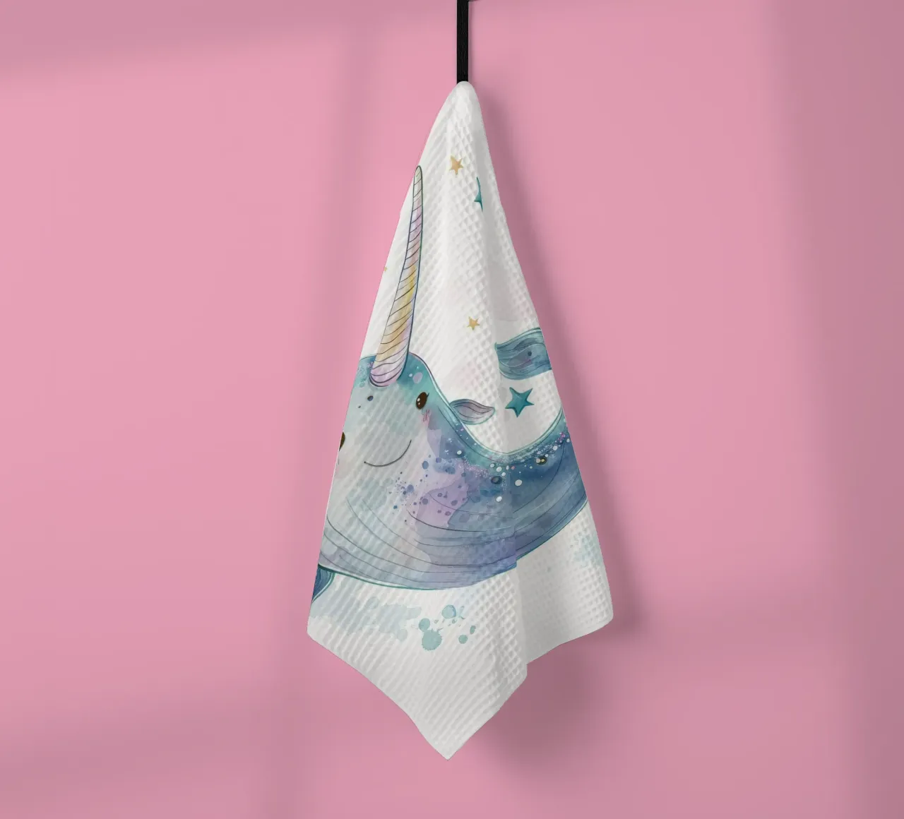 Mignon personnage de narval nageant joyeusement dans une eau fantaisiste torchon de DesignDoodle