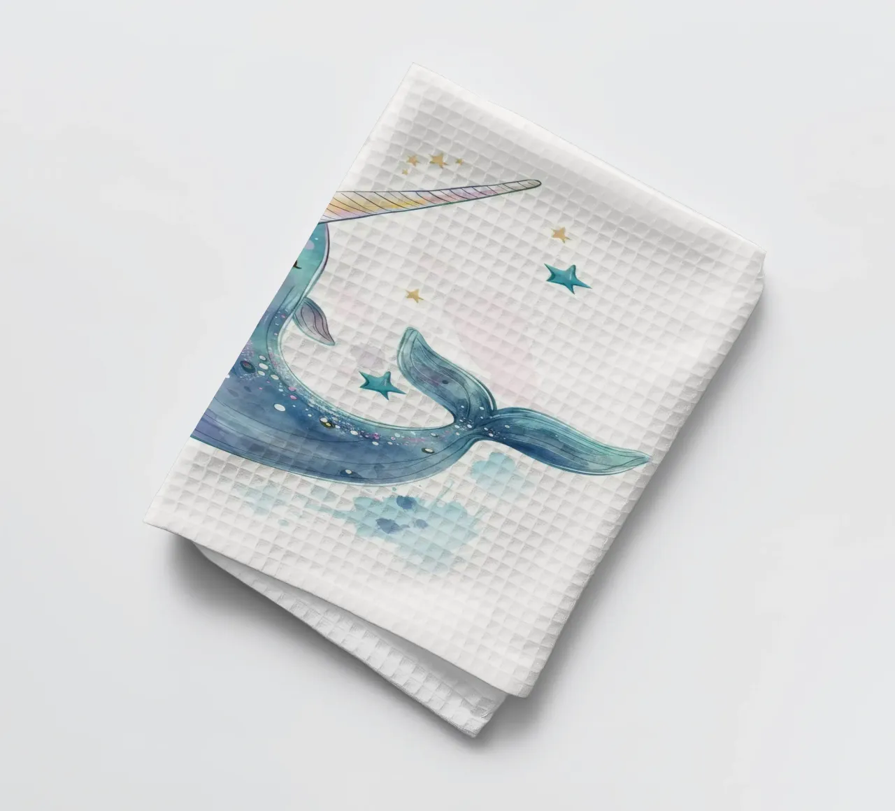 Mignon personnage de narval nageant joyeusement dans une eau fantaisiste torchon de DesignDoodle