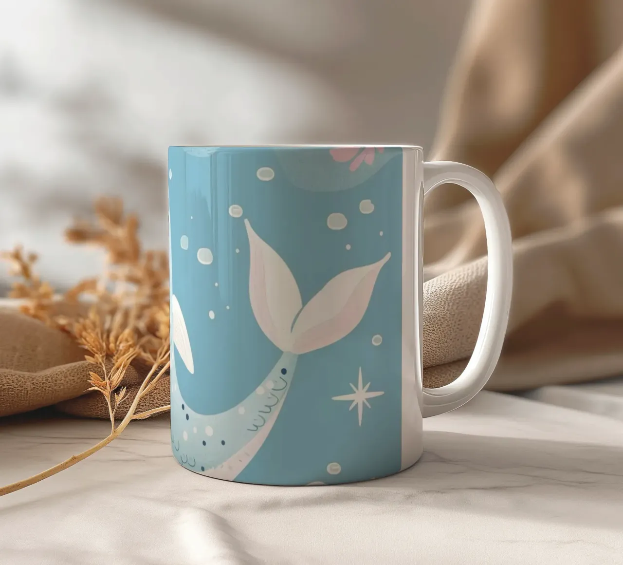Allegro narvalo che nuota tra piante e fiori tazza in ceramica da DesignDoodle