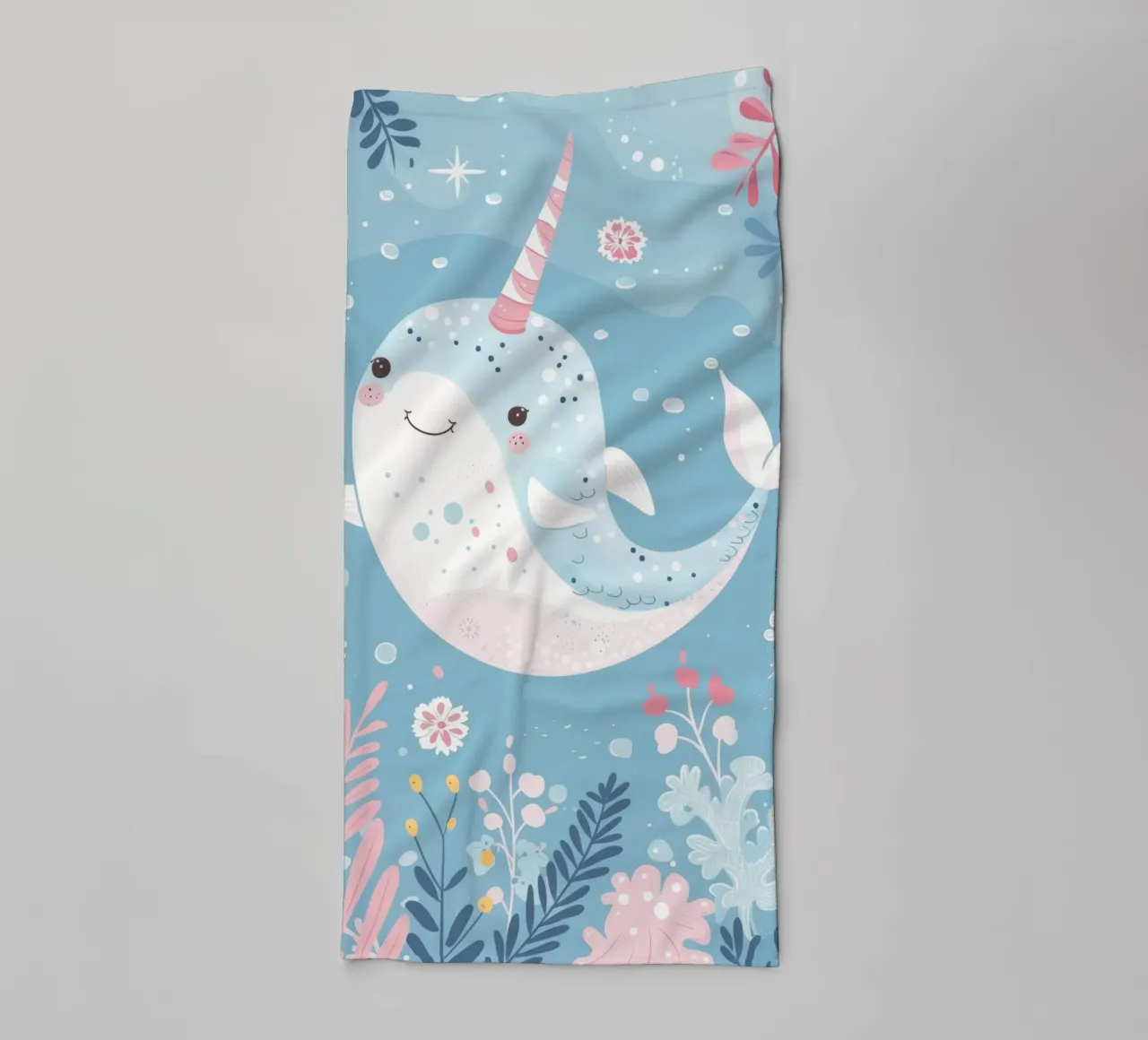 Allegro narvalo che nuota tra piante e fiori asciugamano da bagno da DesignDoodle