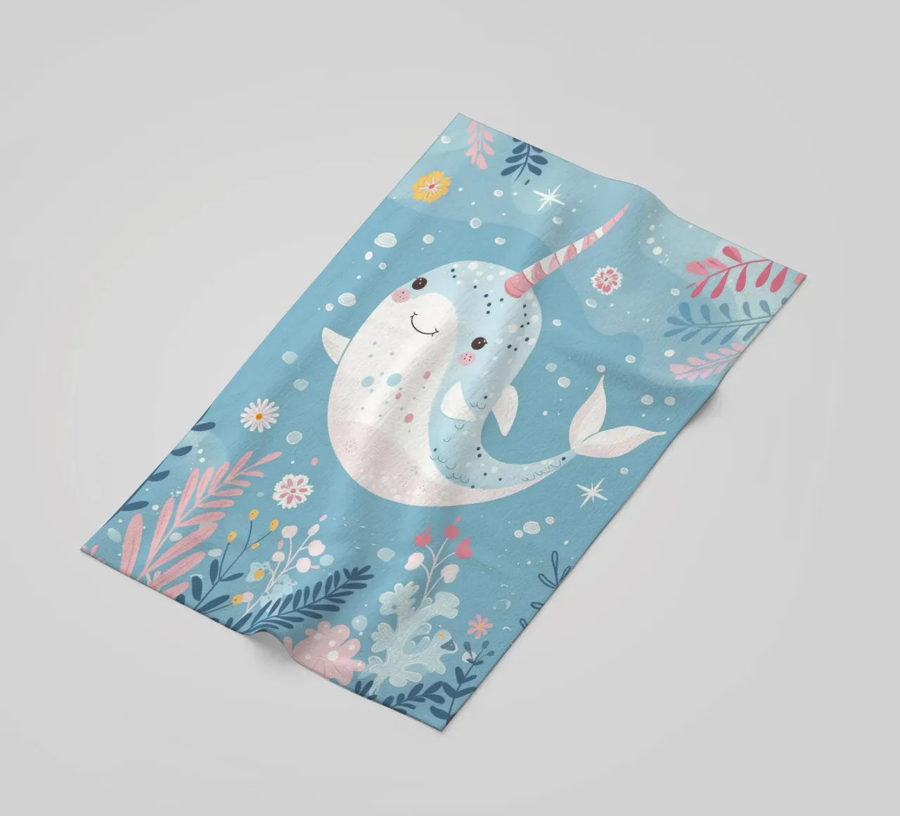 Allegro narvalo che nuota tra piante e fiori telo mare da DesignDoodle