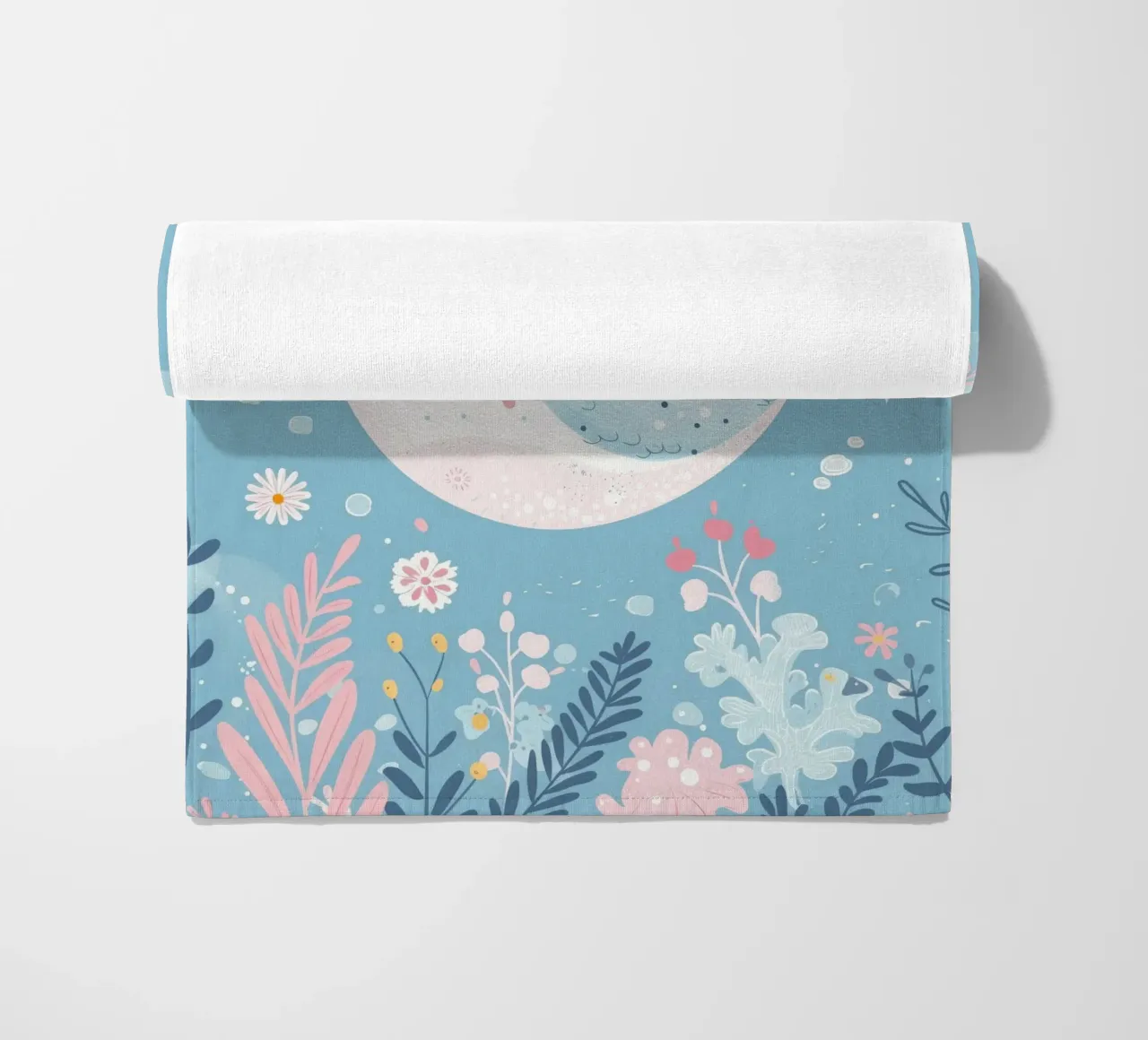 Allegro narvalo che nuota tra piante e fiori telo mare da DesignDoodle