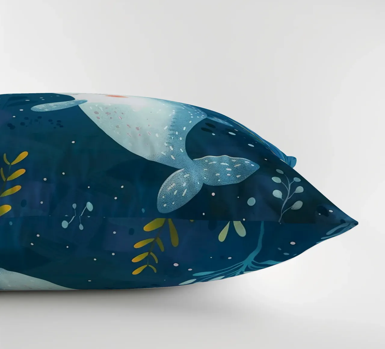 Il narvalo nuota pacificamente tra piante e pesci sottomarini cuscino da DesignDoodle