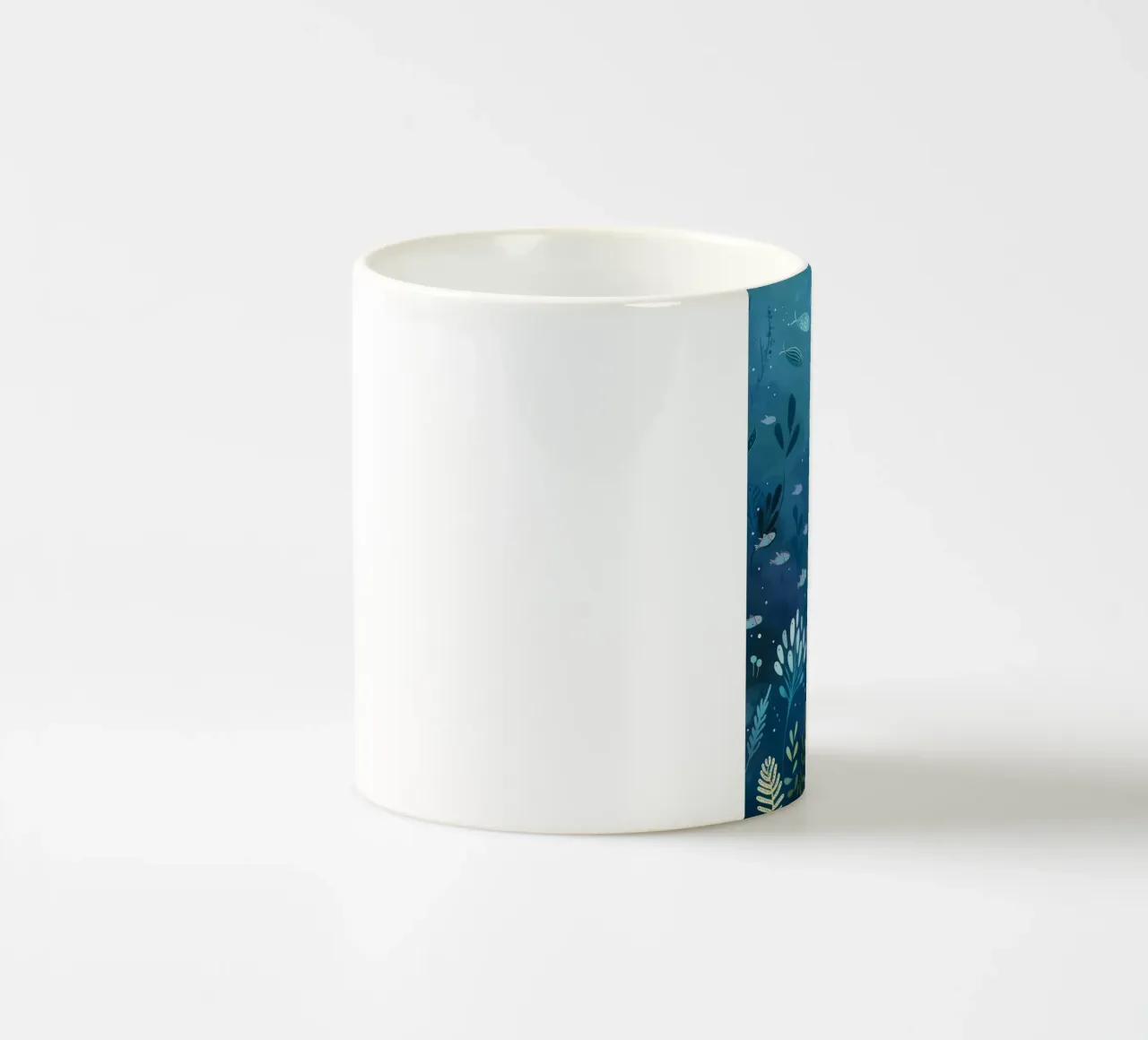 Il narvalo nuota pacificamente tra piante e pesci sottomarini tazza in ceramica da DesignDoodle