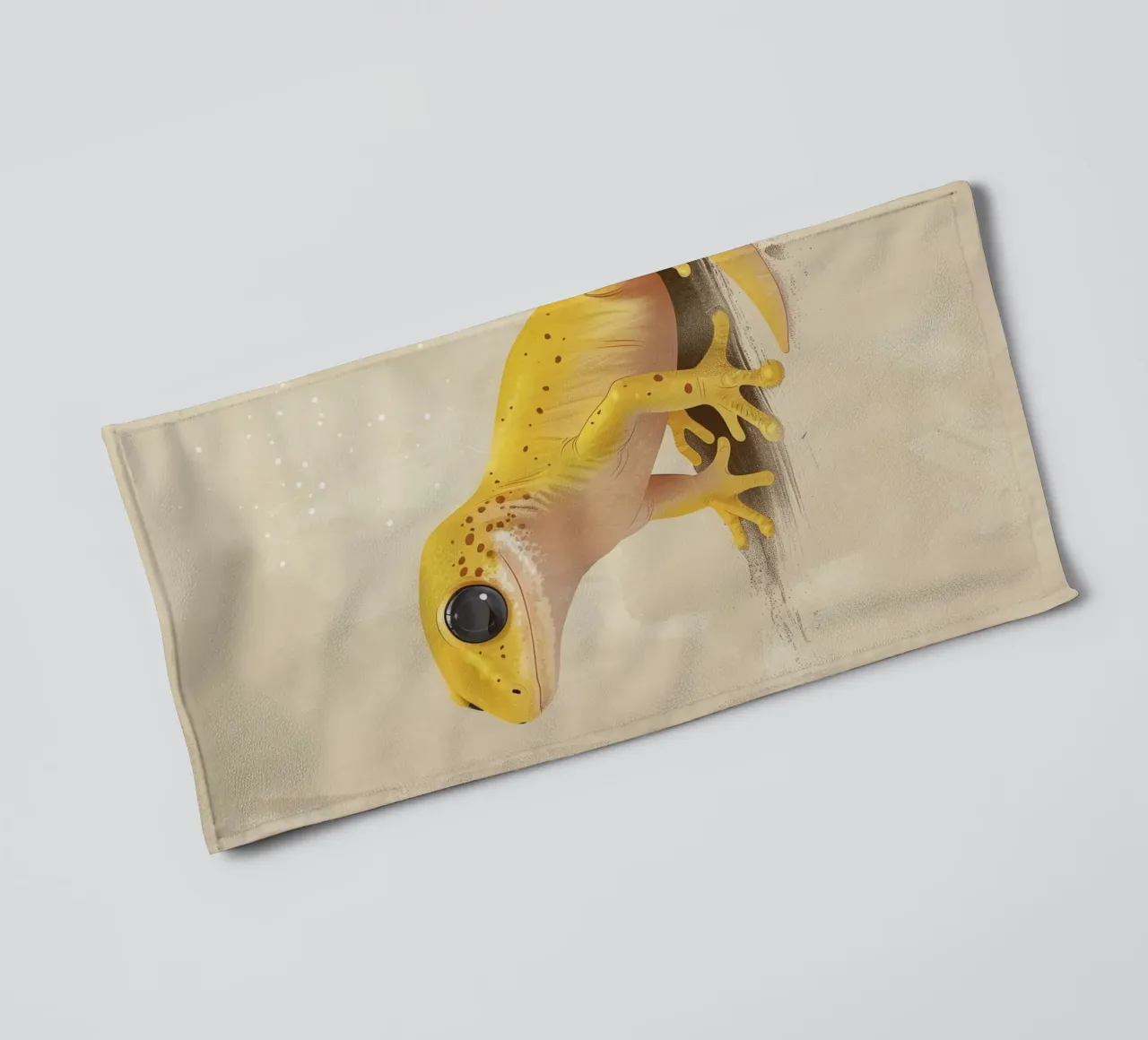 Gele amfibie rustend op een oppervlak met structuur badhanddoek van DesignDoodle