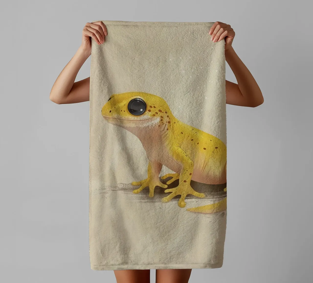 Gele amfibie rustend op een oppervlak met structuur badhanddoek van DesignDoodle