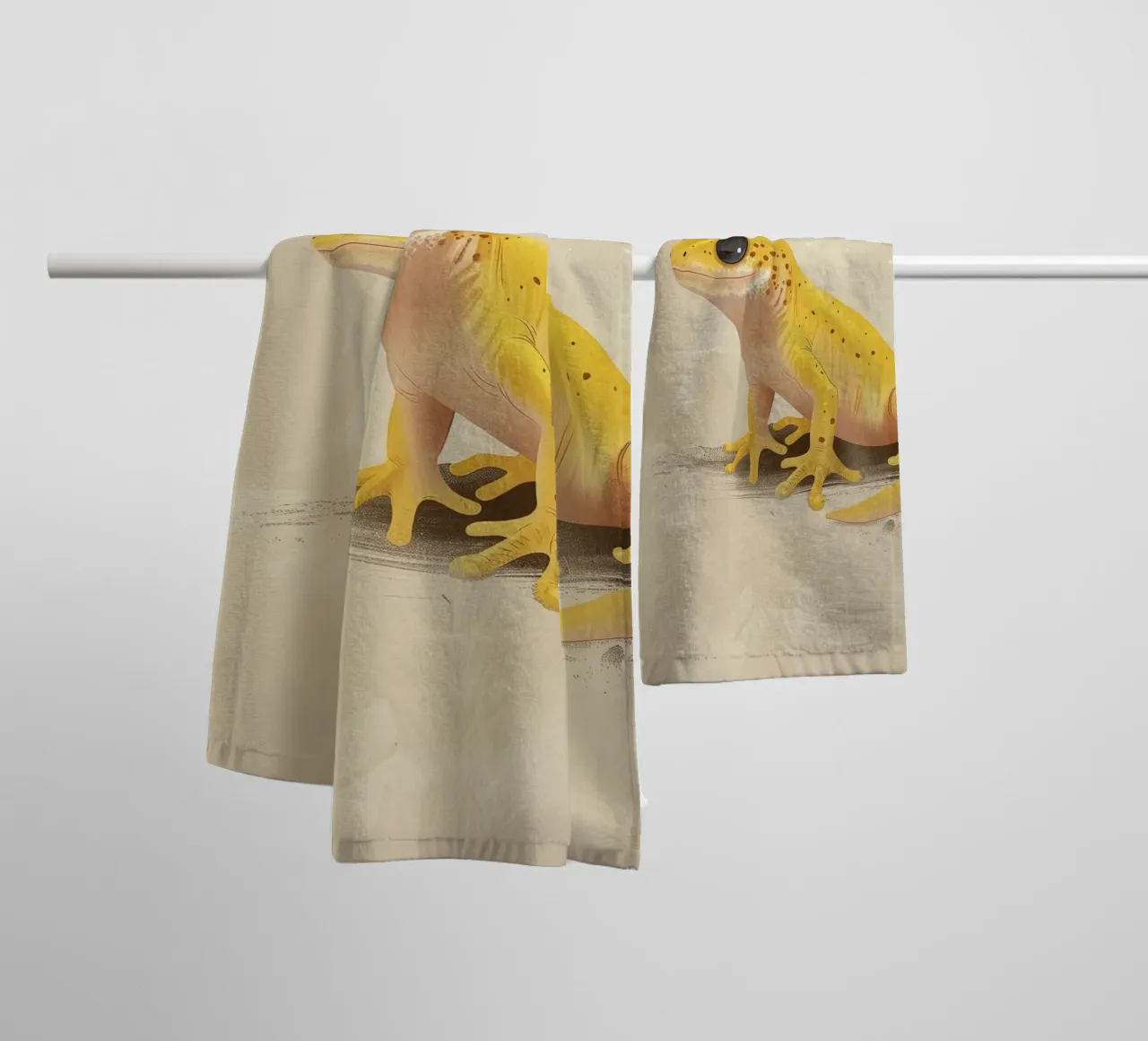 Gele amfibie rustend op een oppervlak met structuur badhanddoek van DesignDoodle