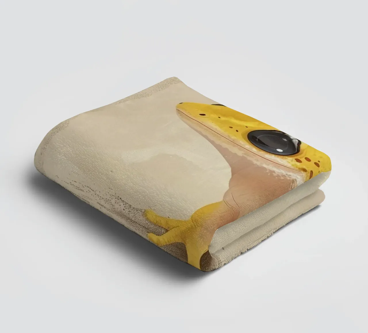 Gele amfibie rustend op een oppervlak met structuur badhanddoek van DesignDoodle