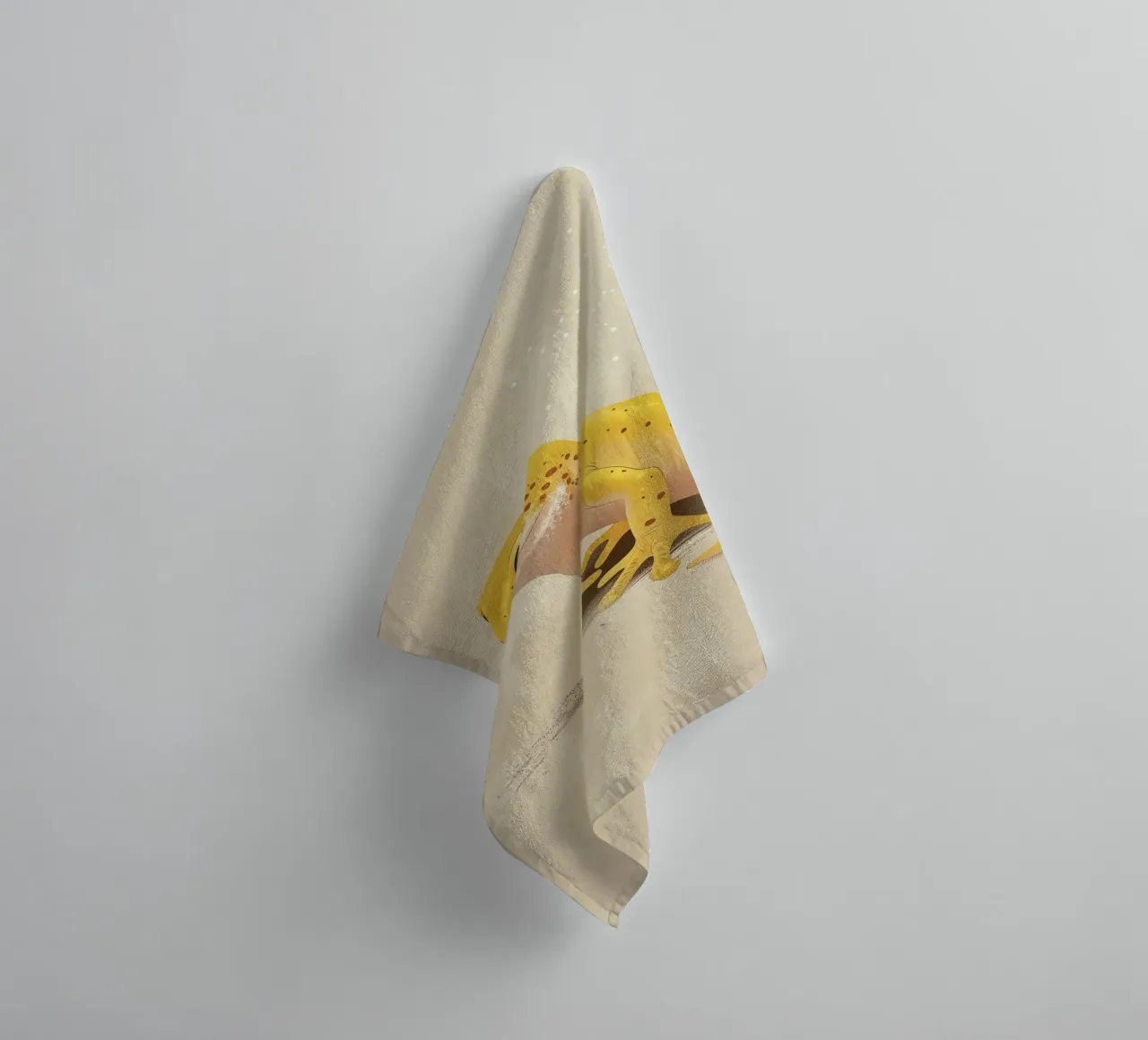 Gele amfibie rustend op een oppervlak met structuur badhanddoek van DesignDoodle
