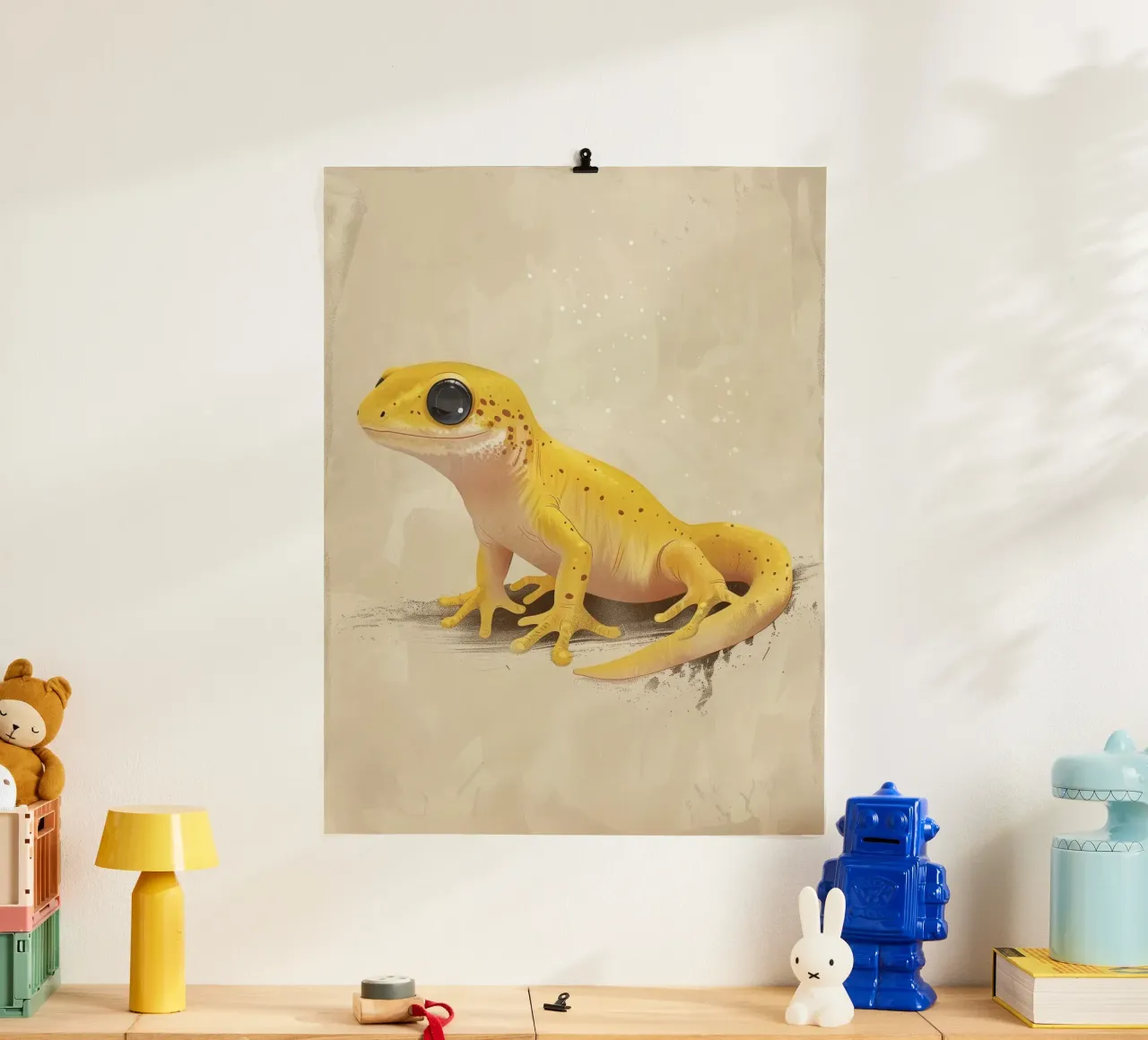 Amphibien jaune se reposant sur une surface texturée poster de DesignDoodle