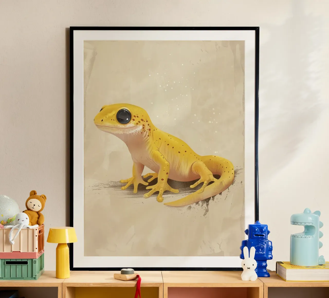 Amphibien jaune se reposant sur une surface texturée poster de DesignDoodle