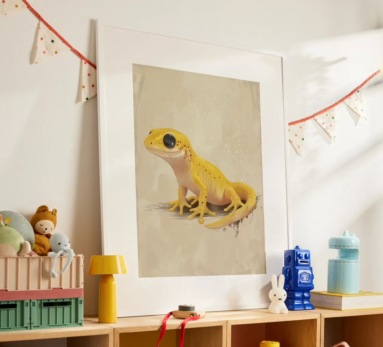 Amphibien jaune se reposant sur une surface texturée poster de DesignDoodle