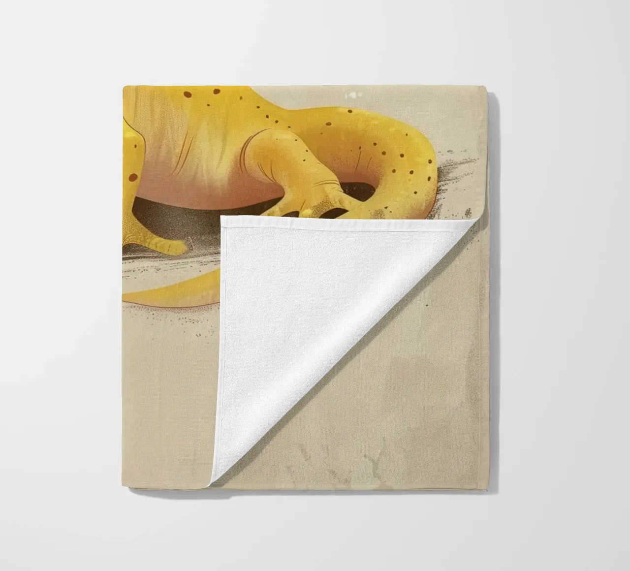 Gele amfibie rustend op een oppervlak met structuur strandhanddoek van DesignDoodle