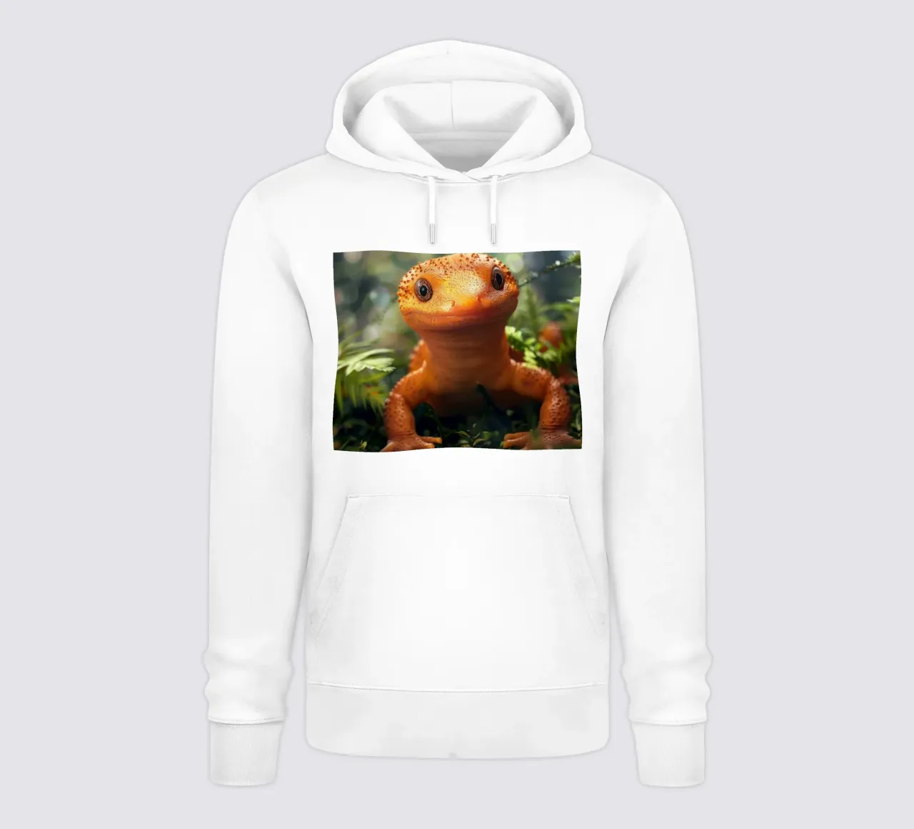 Leuchtend orangefarbene Eidechse inmitten von üppigem Laub in einem Wald Hoodie von DesignDoodle