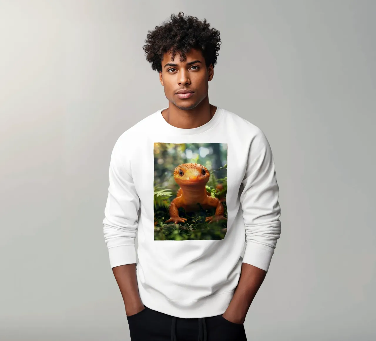 Leuchtend orangefarbene Eidechse inmitten von üppigem Laub in einem Wald Sweatshirt von DesignDoodle