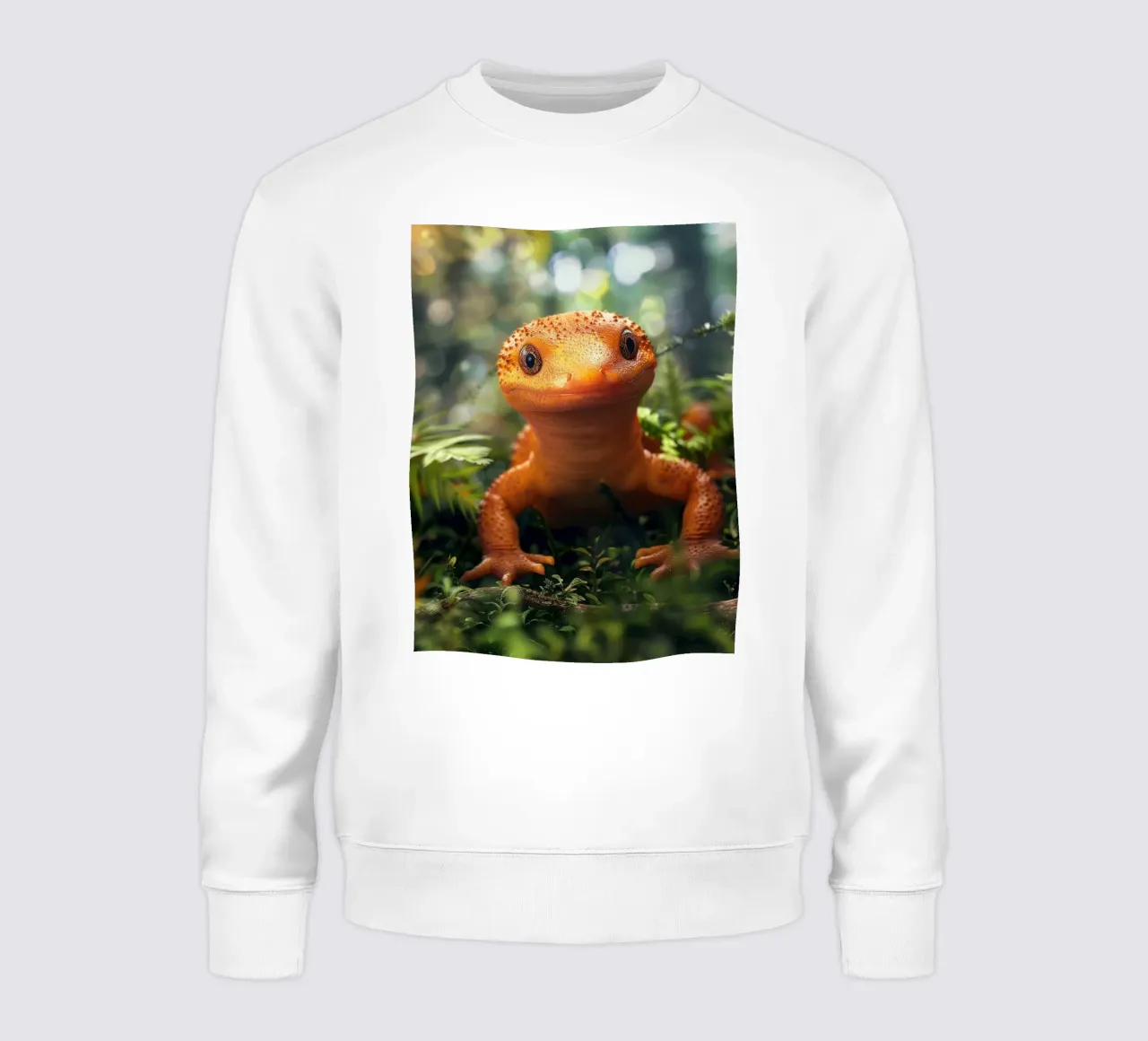Leuchtend orangefarbene Eidechse inmitten von üppigem Laub in einem Wald Sweatshirt von DesignDoodle