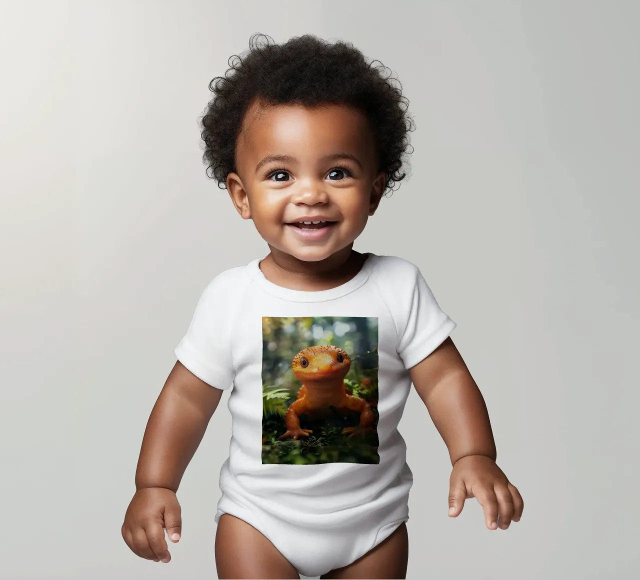 Leuchtend orangefarbene Eidechse inmitten von üppigem Laub in einem Wald Kurzarm Babybody von DesignDoodle