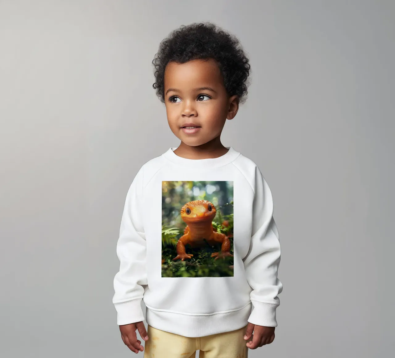Leuchtend orangefarbene Eidechse inmitten von üppigem Laub in einem Wald Baby Sweatshirt von DesignDoodle