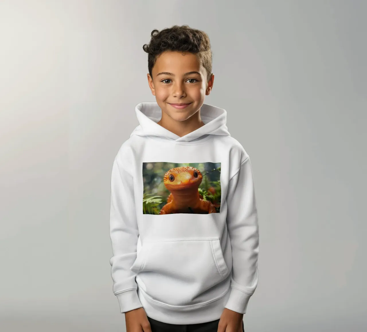 Lézard orange vif perché dans le feuillage luxuriant d'une forêt sweat à capuche enfant de DesignDoodle