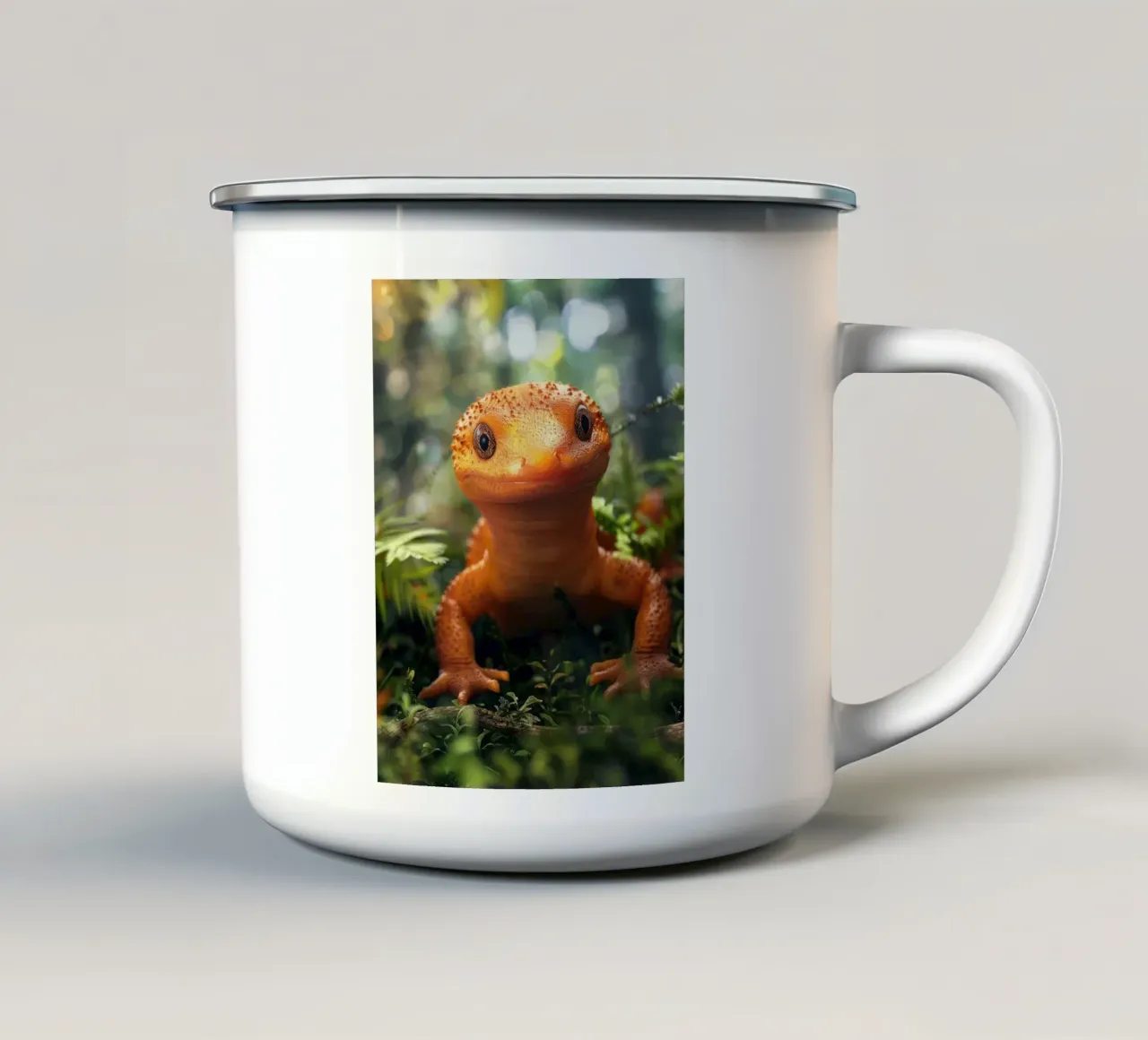 Leuchtend orangefarbene Eidechse inmitten von üppigem Laub in einem Wald Emaille Tasse von DesignDoodle