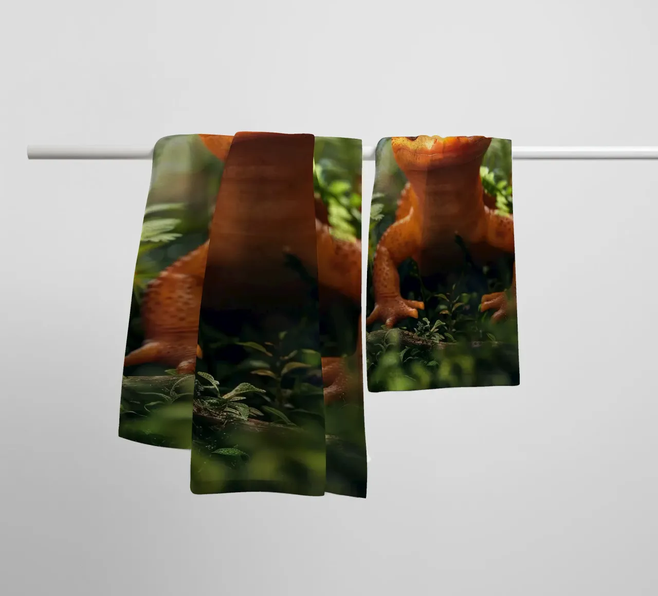 Leuchtend orangefarbene Eidechse inmitten von üppigem Laub in einem Wald Handtuch von DesignDoodle
