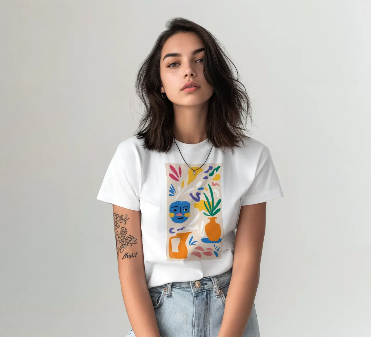 Gefragmenteerd gezicht en flora t-shirt van Mythy Brush
