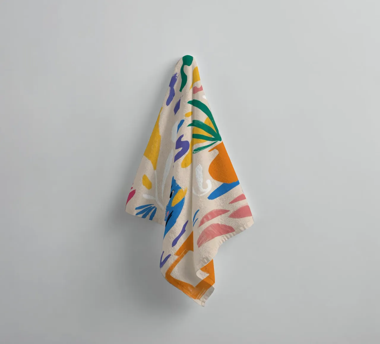Gefragmenteerd gezicht en flora badhanddoek van Mythy Brush