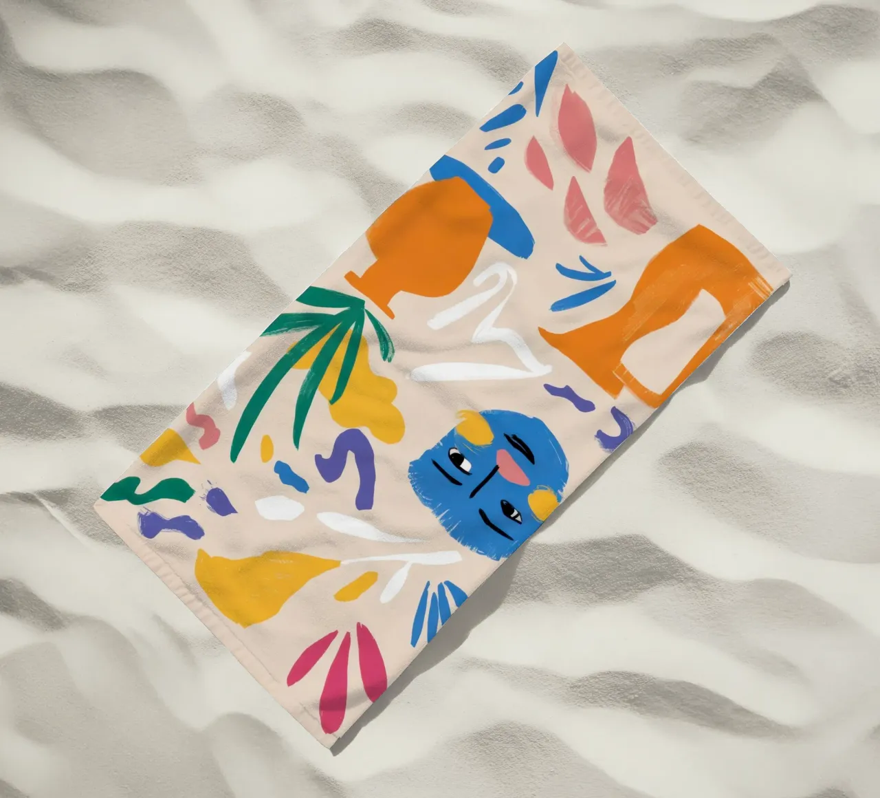 Gefragmenteerd gezicht en flora strandhanddoek van Mythy Brush